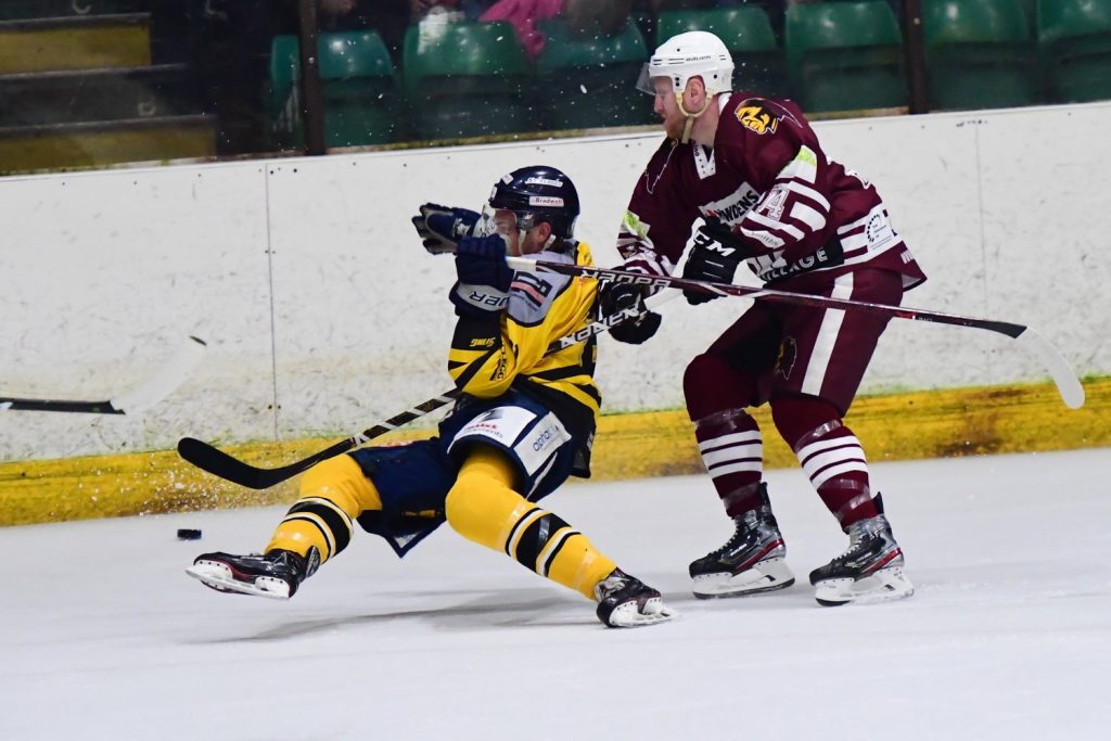 Dean Holland check Thomas Relf off the puck